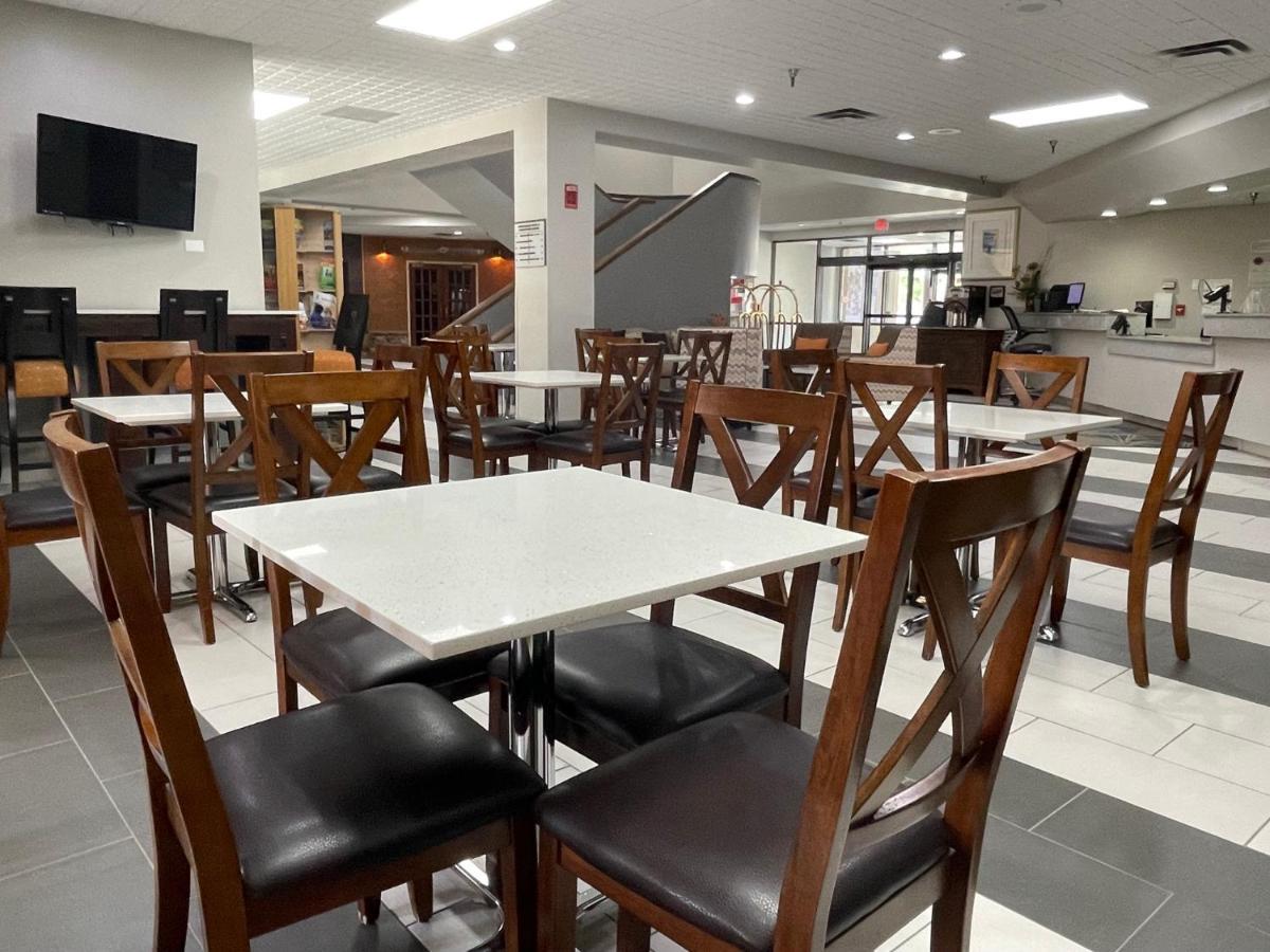 Crossroads Hotel And Huron Event Center Extérieur photo