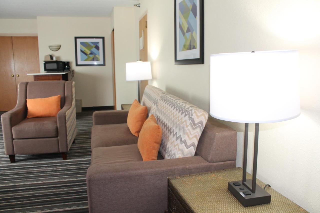 Crossroads Hotel And Huron Event Center Extérieur photo