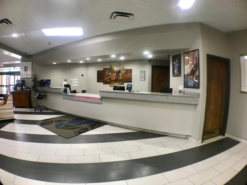 Crossroads Hotel And Huron Event Center Extérieur photo