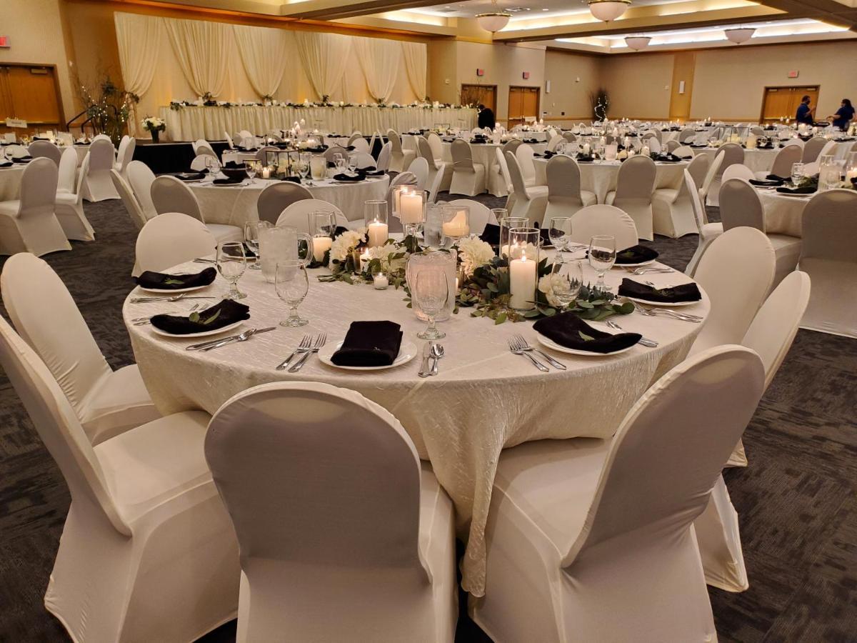 Crossroads Hotel And Huron Event Center Extérieur photo