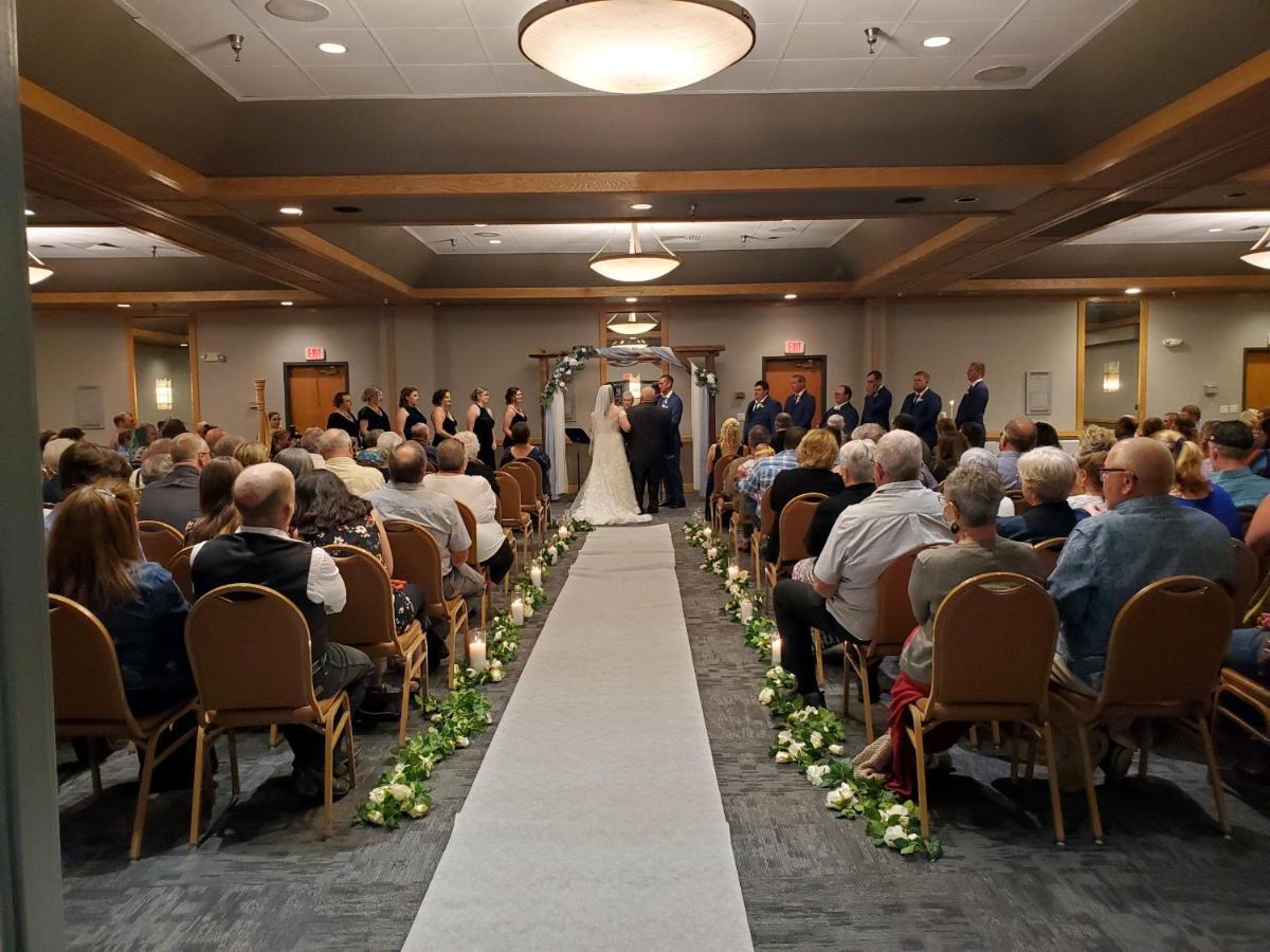 Crossroads Hotel And Huron Event Center Extérieur photo