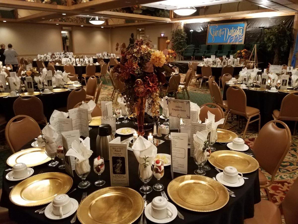 Crossroads Hotel And Huron Event Center Extérieur photo