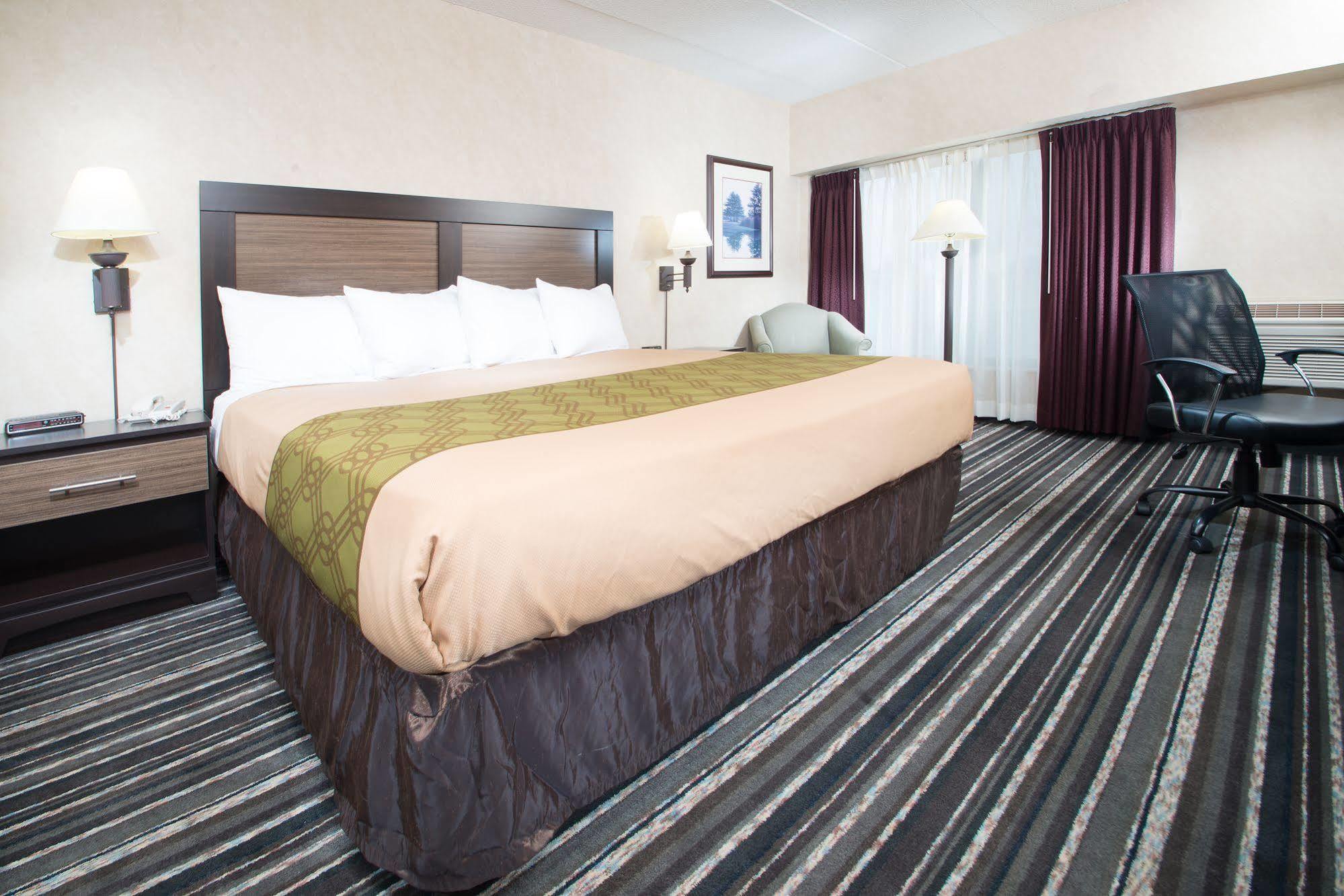 Crossroads Hotel And Huron Event Center Extérieur photo