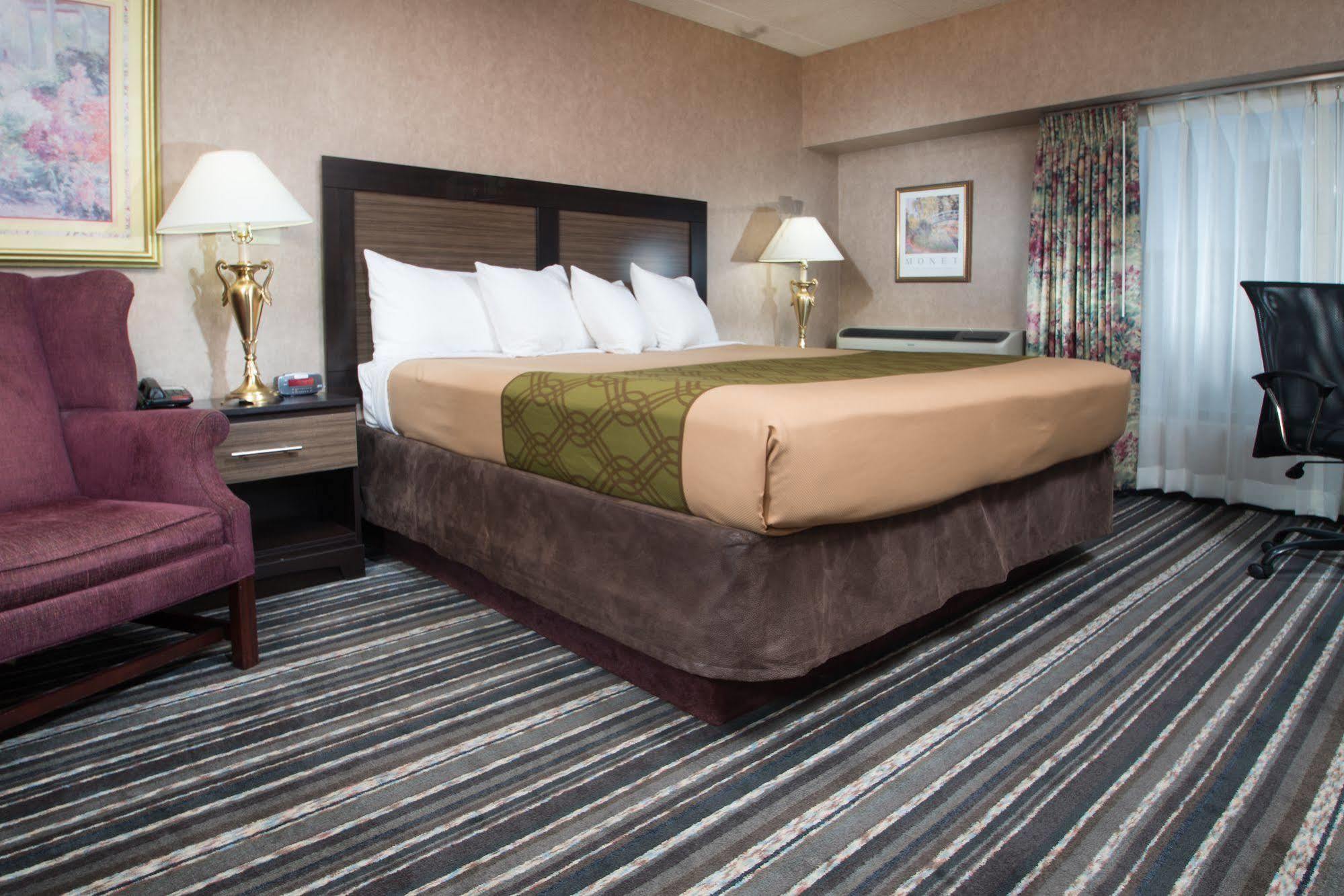 Crossroads Hotel And Huron Event Center Extérieur photo